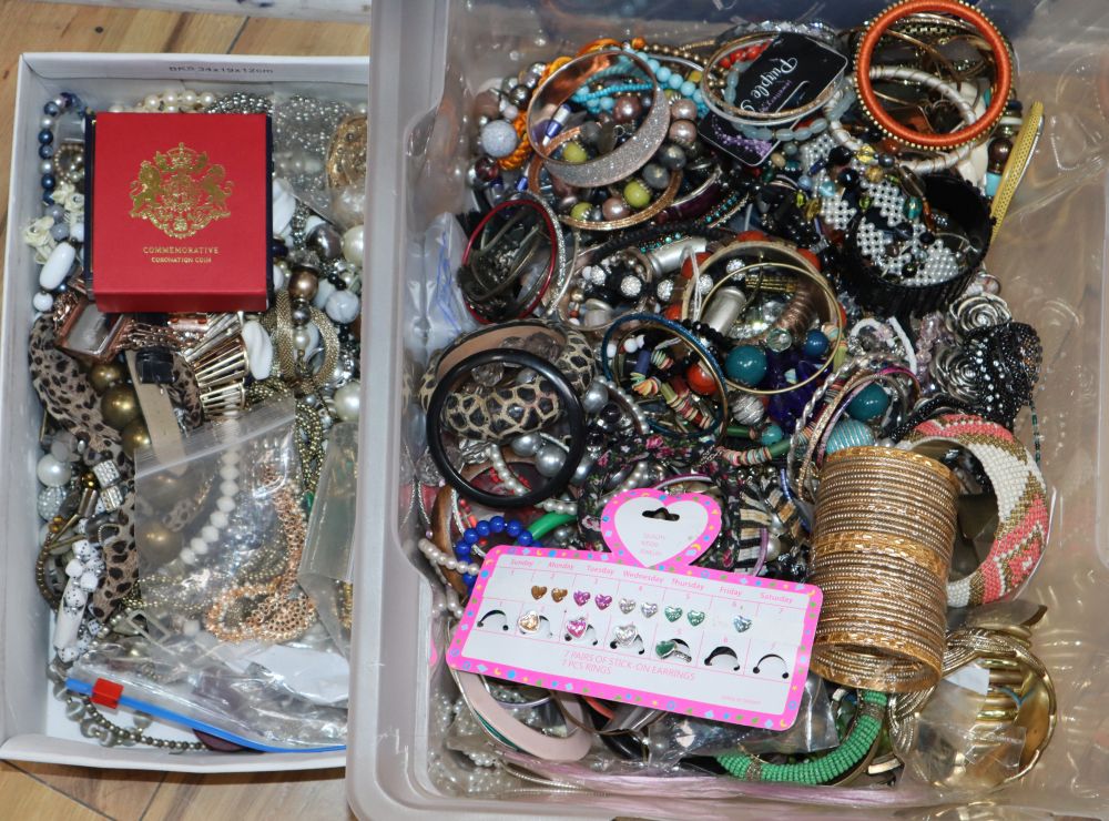 A quantity of costume jewellery.